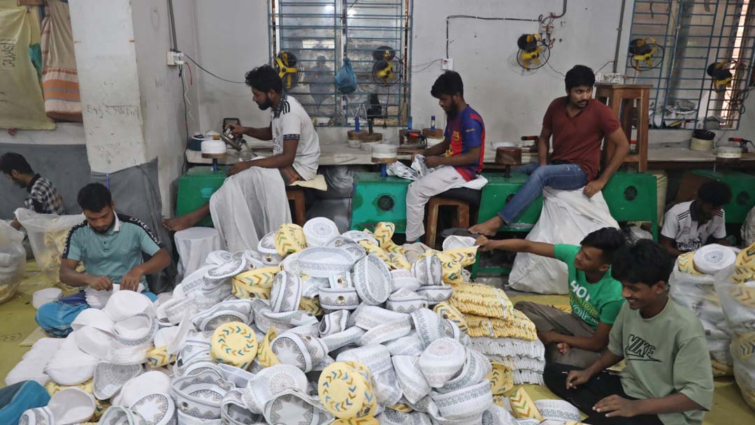 রমজান-ঈদে টুপির চাহিদা বাড়ল, কারিগররা ব্যস্ত