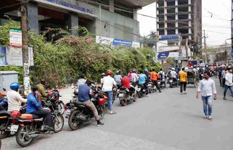 তেলের দাম বাড়ার শঙ্কায় মতিঝিলের পেট্রোল পাম্পে উপচেপড়া ভিড়