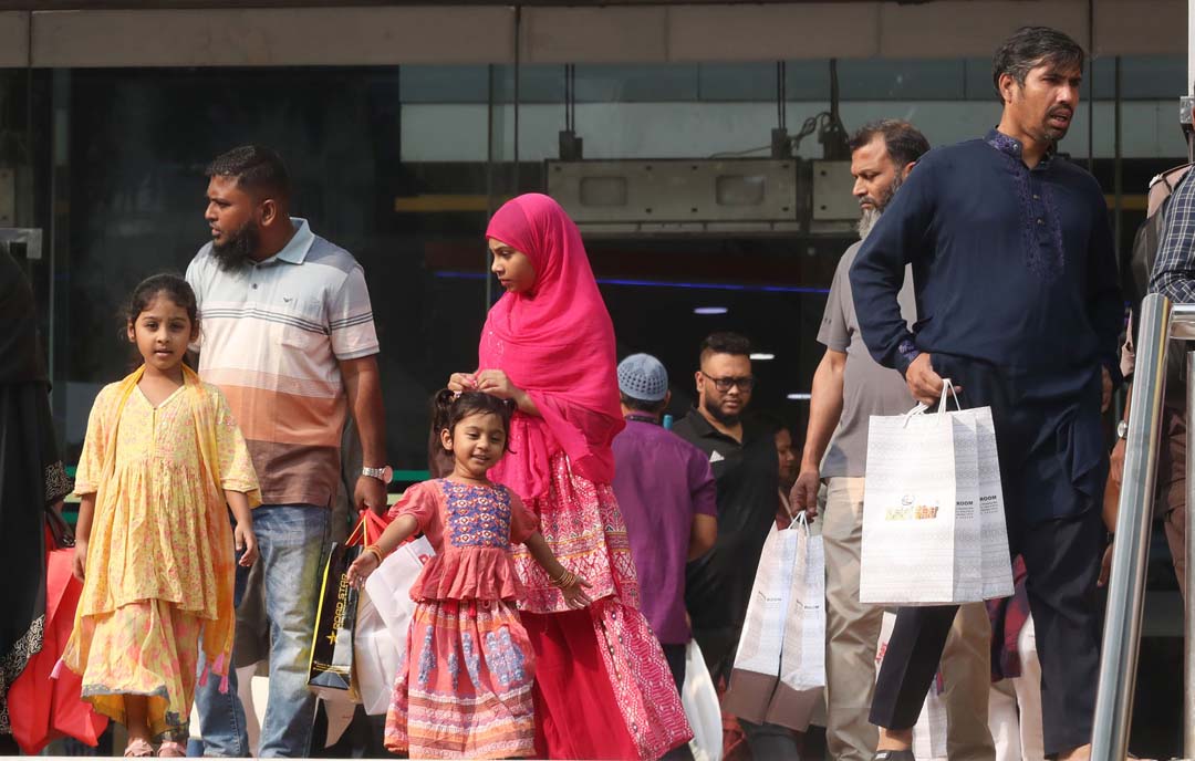 ঈদ কেনাকাটায় ব্যস্ত রাজধানীর বসুন্ধরা শপিংমল; কেনাকাটা শেষে বের হচ্ছেন ক্রেতারা