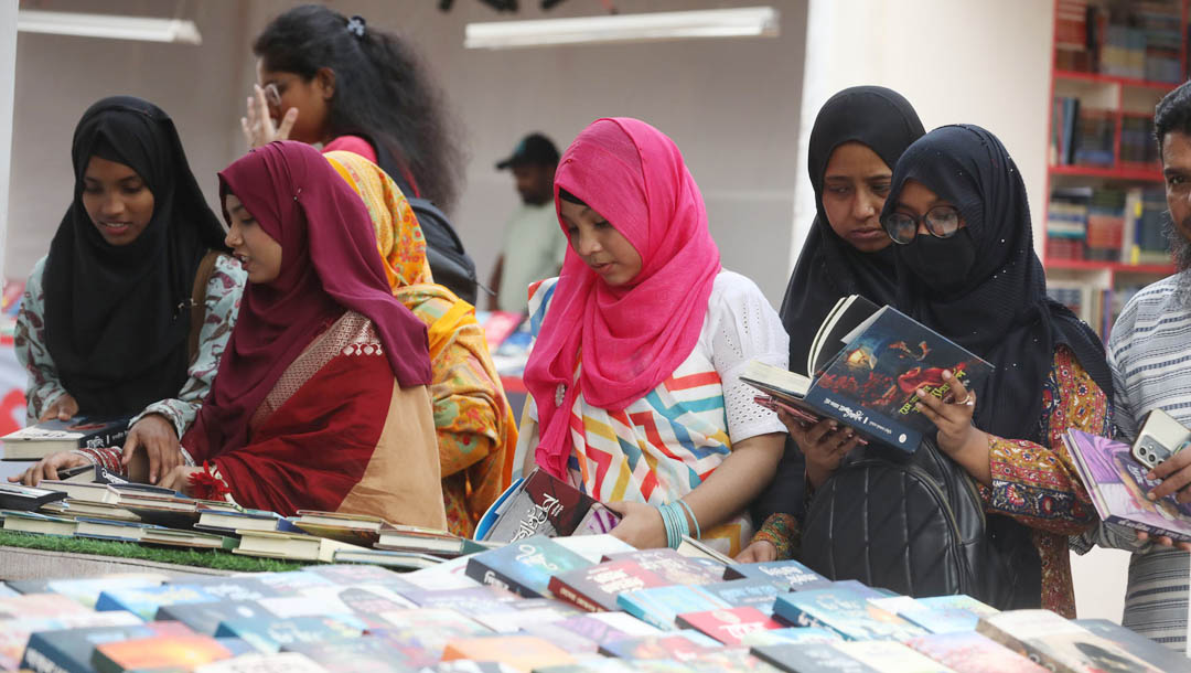 অমর একুশে বইমেলার শেষদিন স্টলগুলো ঘুড়ে দেখছেন পাঠকরা