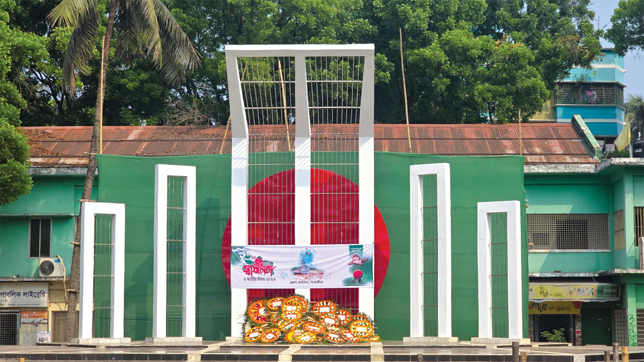 সাতক্ষীরা কেন্দ্রীয় শহিদ মিনারে শ্রদ্ধাঞ্জলি অর্পণ শেষে তোলা: এসএম আশরাফুল ইসলাম